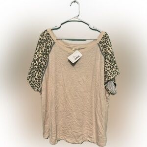 NWT super cute short sleeve ladies animal print top! 1X
